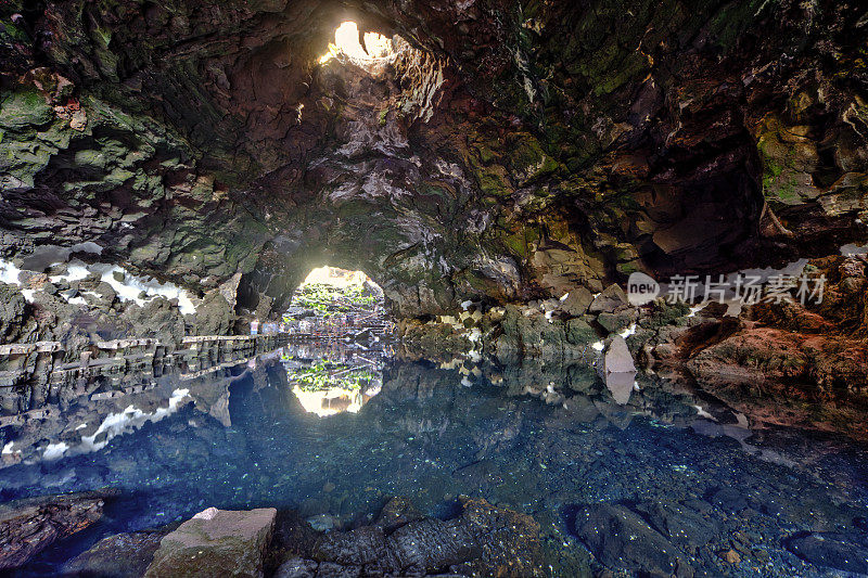 美丽的洞穴倒映在水里在Jameos del Agua